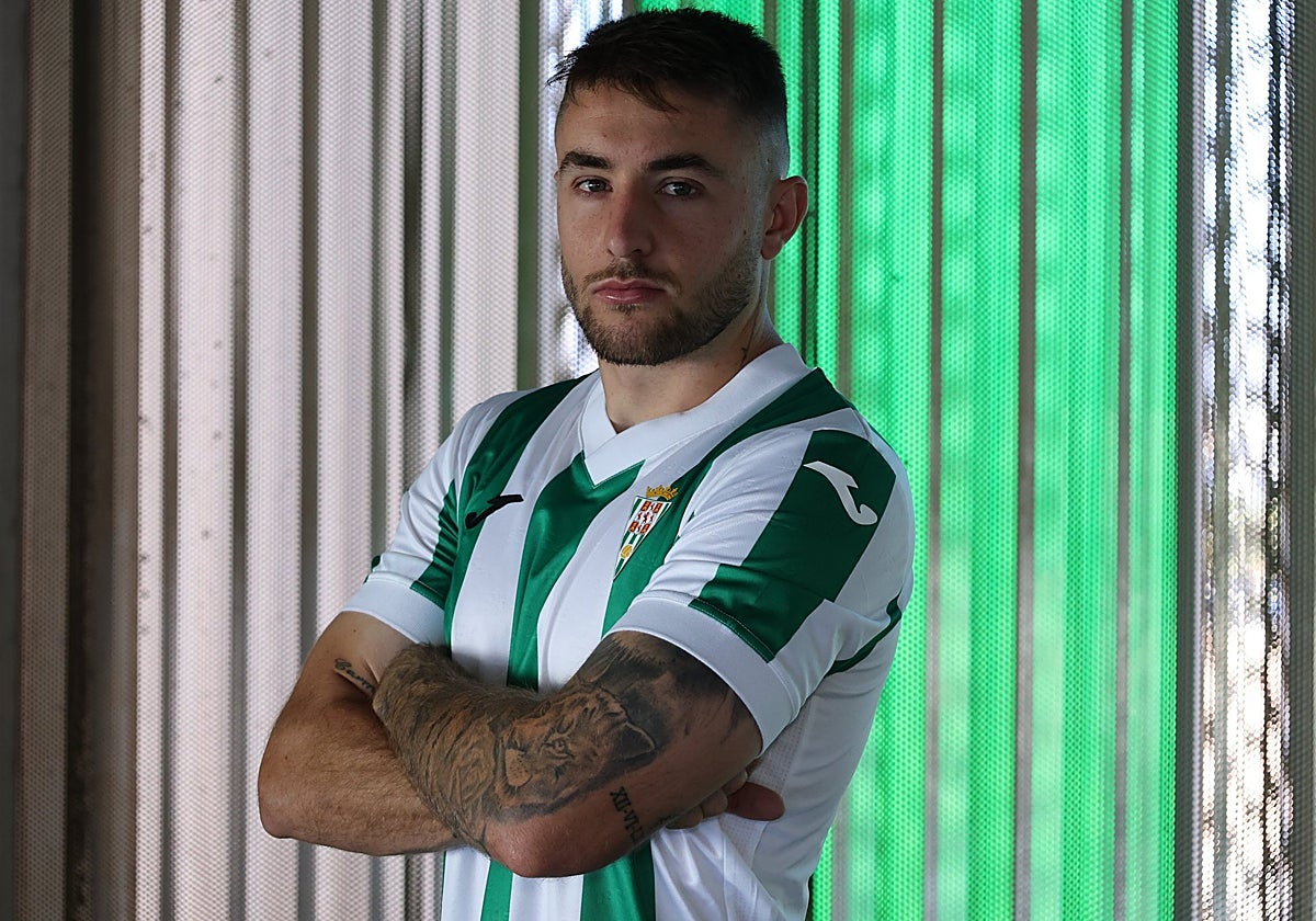 Antonio Casa con la primera equipación para la temporada 24/25