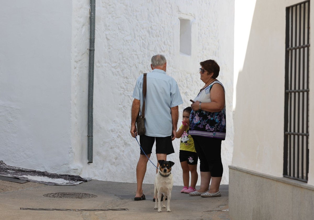 Un niño entre personas mayores en un pueblo de Córdoba