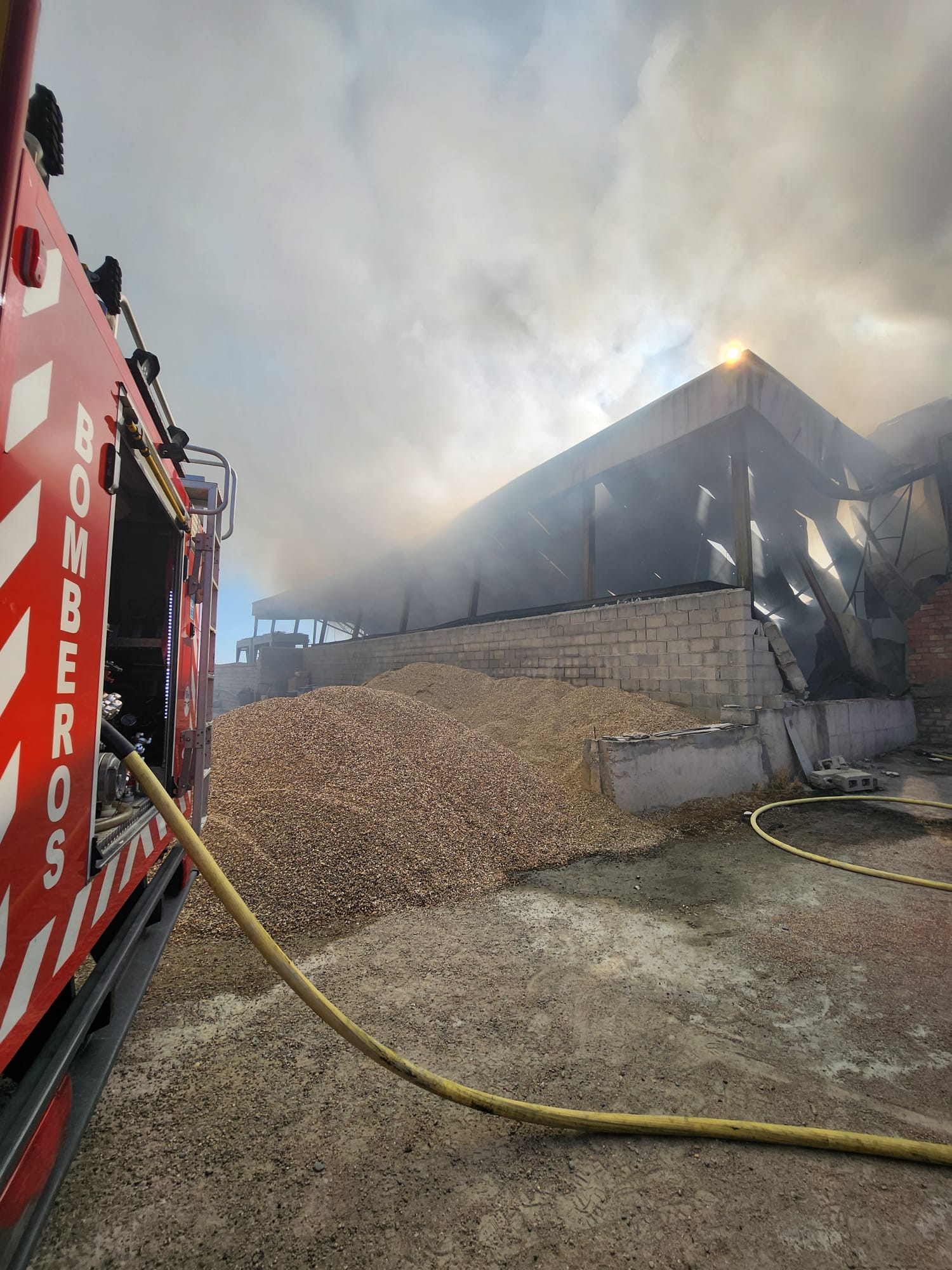 Las imágenes del secadero de jamones arrasado en Hinojosa del Duque por un incendio