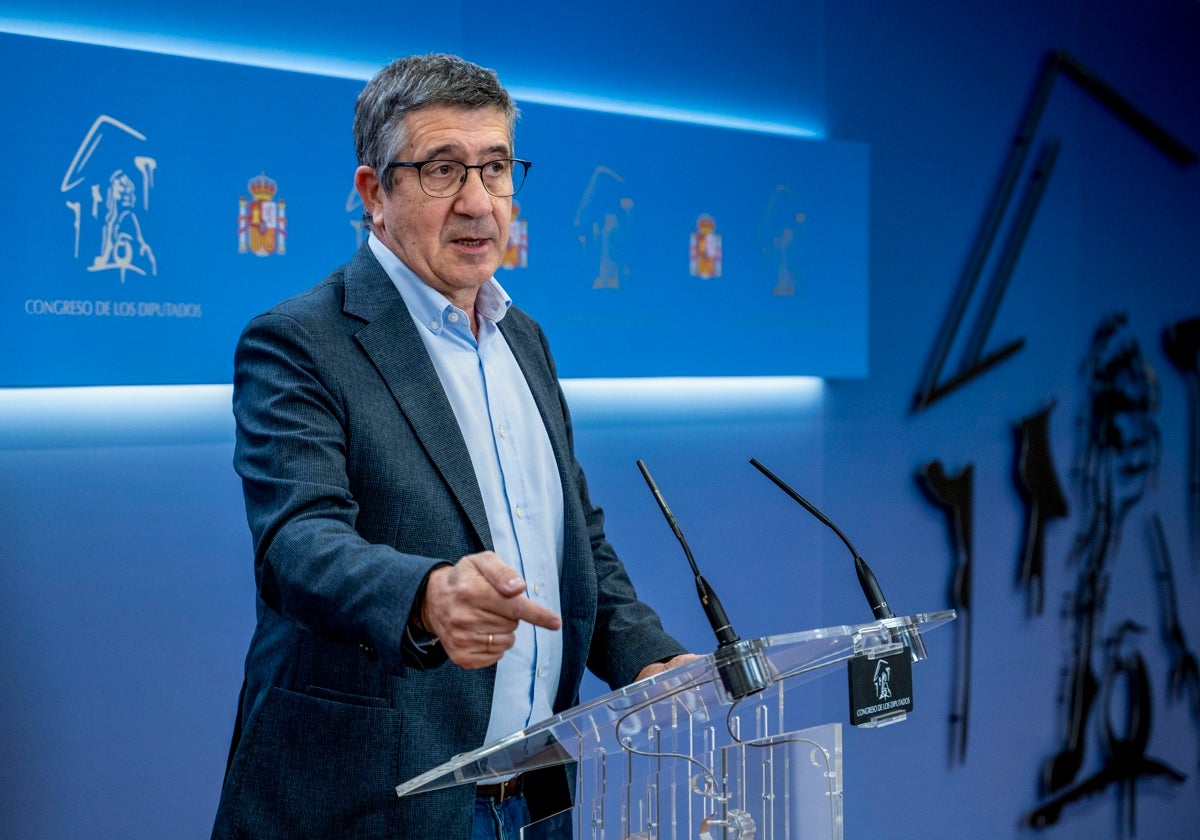 El portavoz del PSOE en el Congreso, Patxi Lopez, este lunes durante su rueda de prensa en la Cámara Baja