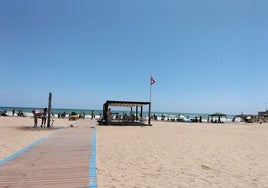 Una nueva mancha en el mar en la costa valenciana obliga a cerrar las playas de La Pobla de Farnals