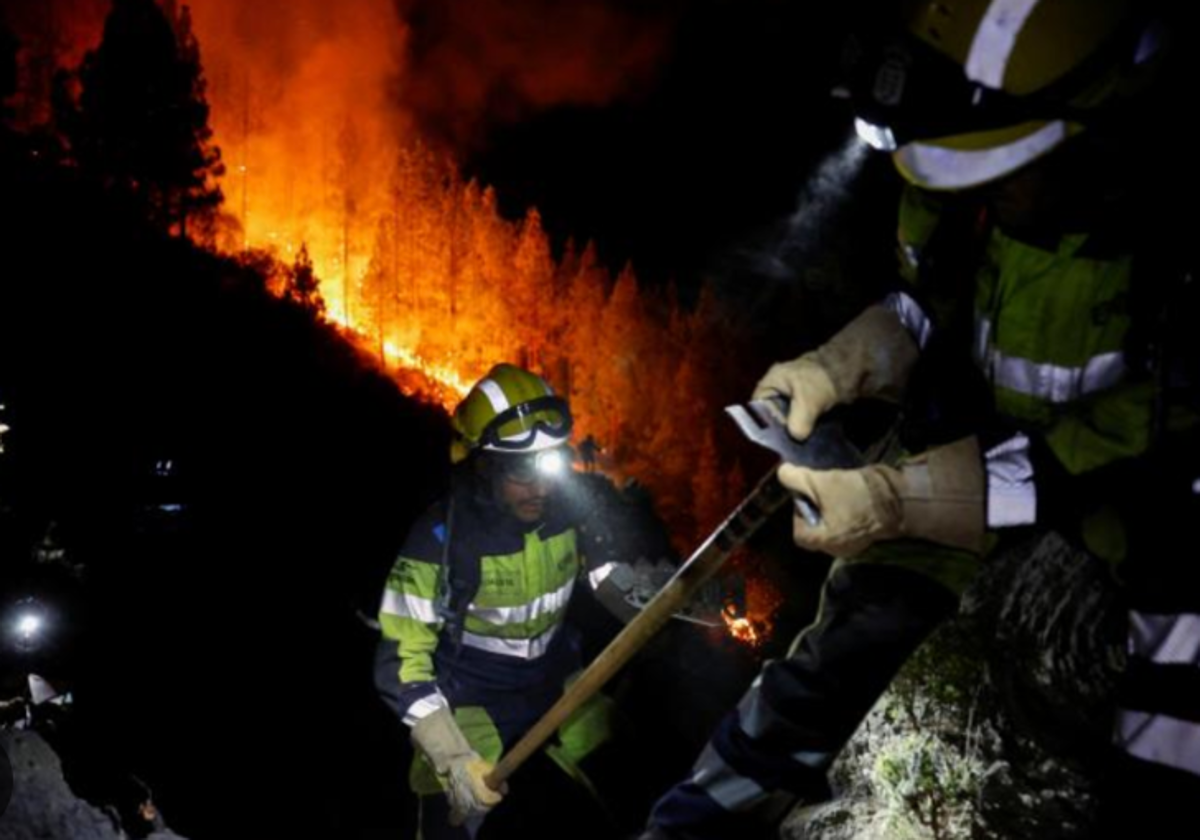 Los equipos de extinción de la EIRIF trabajan por la noche para contener el fuego en Tenerife