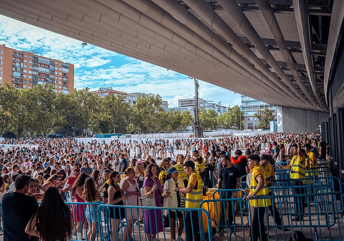 En vídeo: Los vecinos del Bernabéu sufren el ruido de los conciertos | Colas en las entradas al concierto de Taylor Swift
