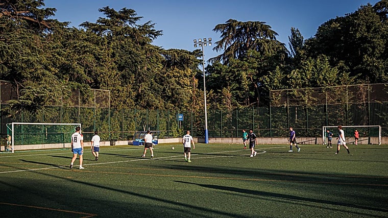 Varios chicos jugando en el campo de fútbol de La Chopera en el Retiro