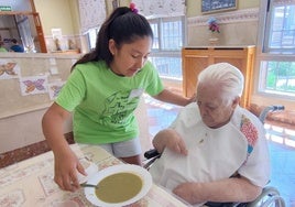 Niñas y jóvenes valencianas conviven con ancianos junto a las Hermanitas de los Desamparados