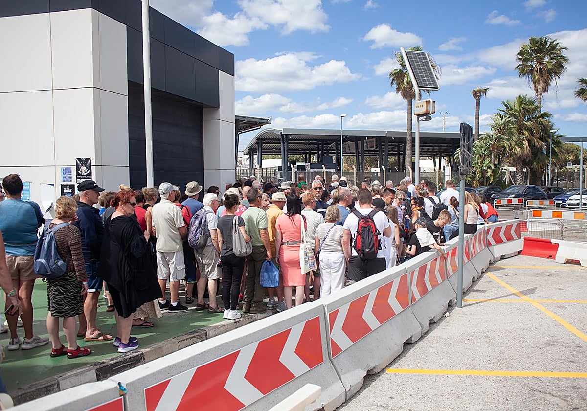 Imagen reciente de la cola para salir de Gibraltar a través de la Verja