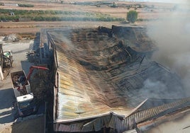 Las imágenes del colapso del secadero de jamones arrasado en Hinojosa del Duque por un incendio