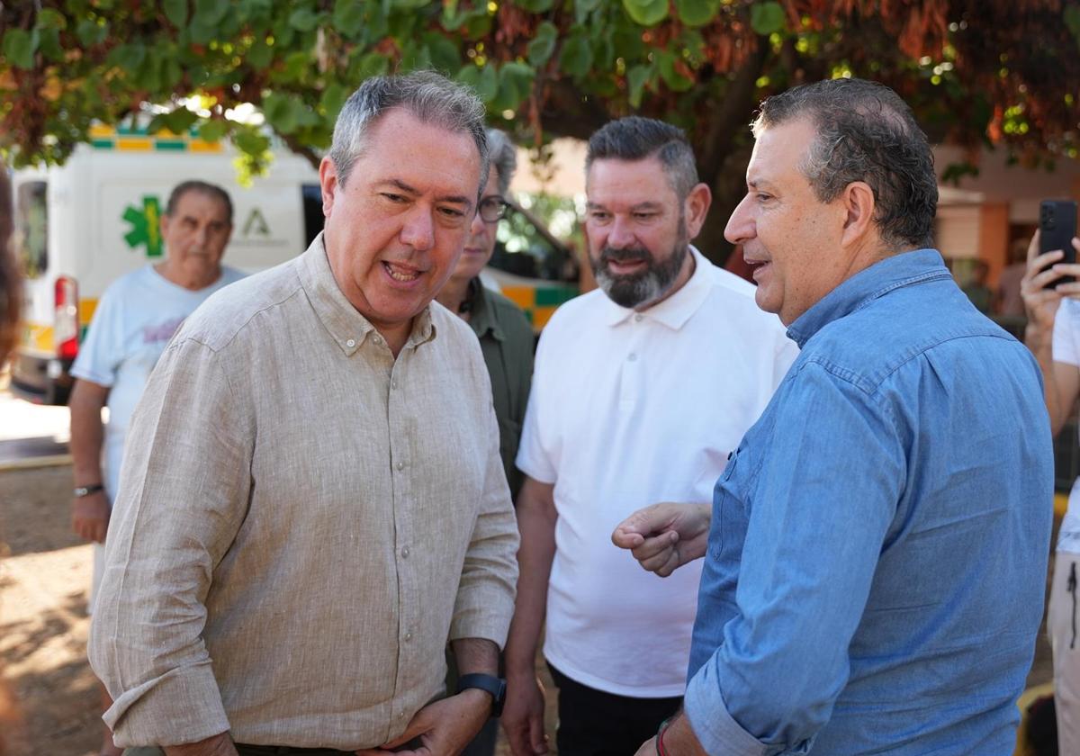 Juan Espadas, junto a Javier Fernández durante la atención a medios en la puerta del centro de salud de Ciudad Expo