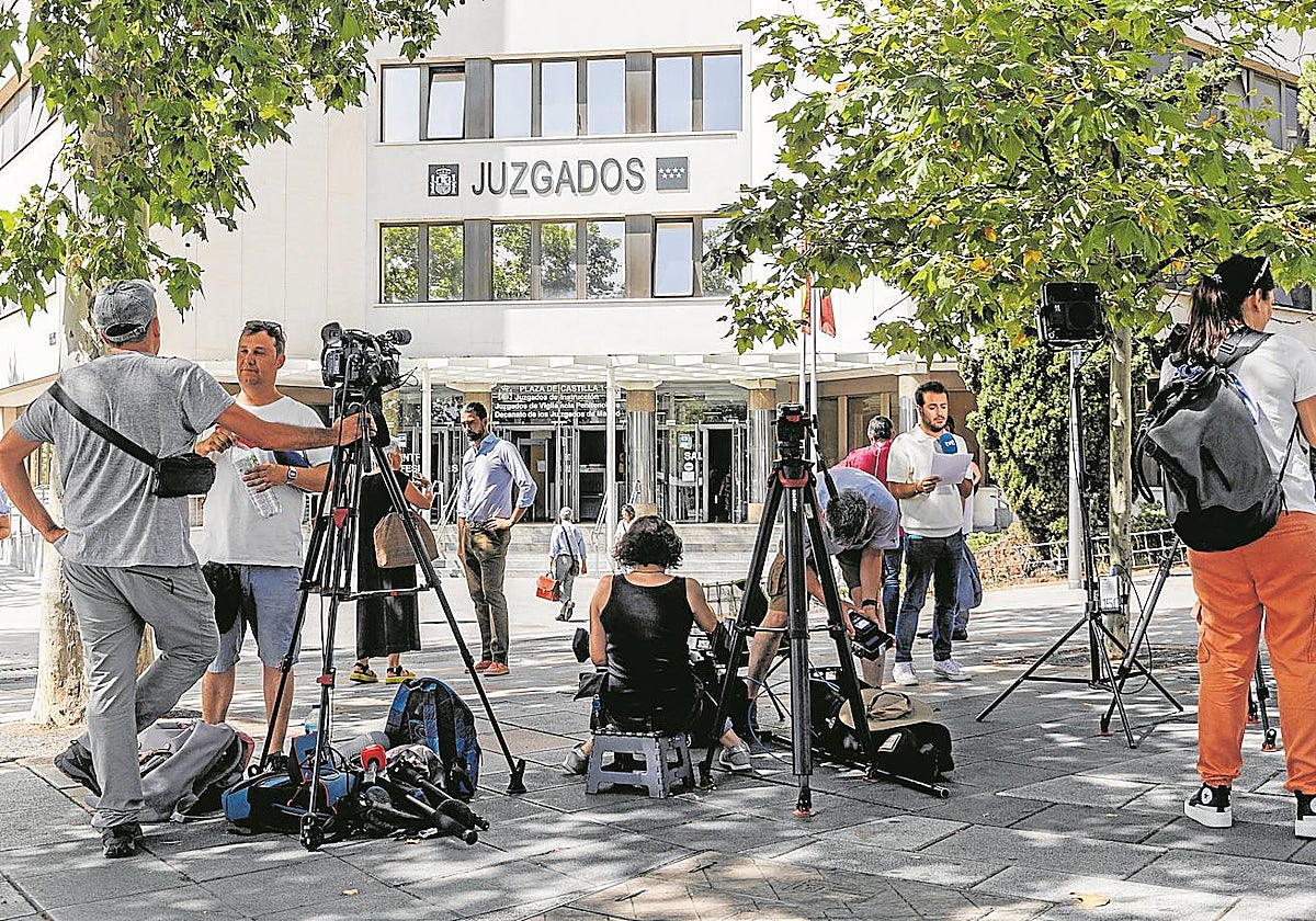 Periodistas a las puertas de los Juzgados de Plaza de Castilla en los que compareció Gómez el pasado día 19