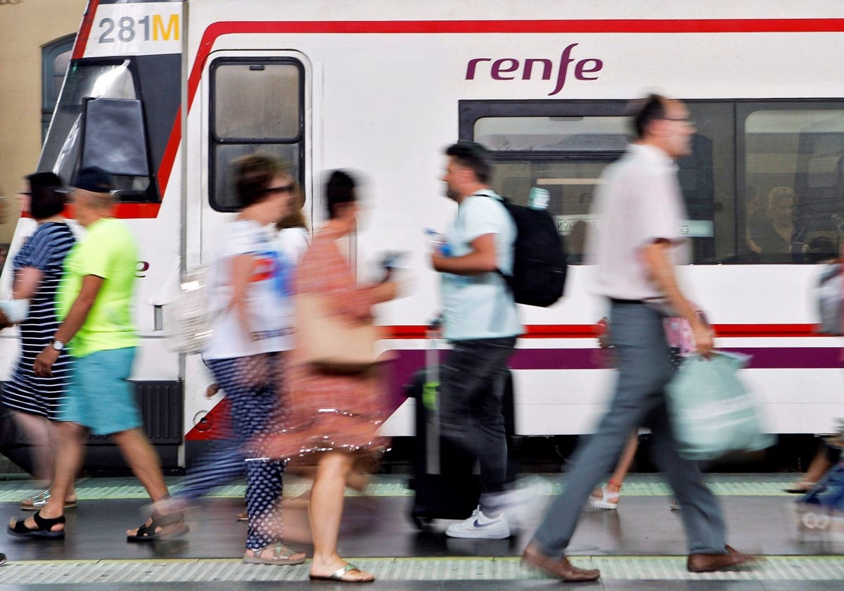 Imagen de archivo de un tren de Cercanías en Valencia