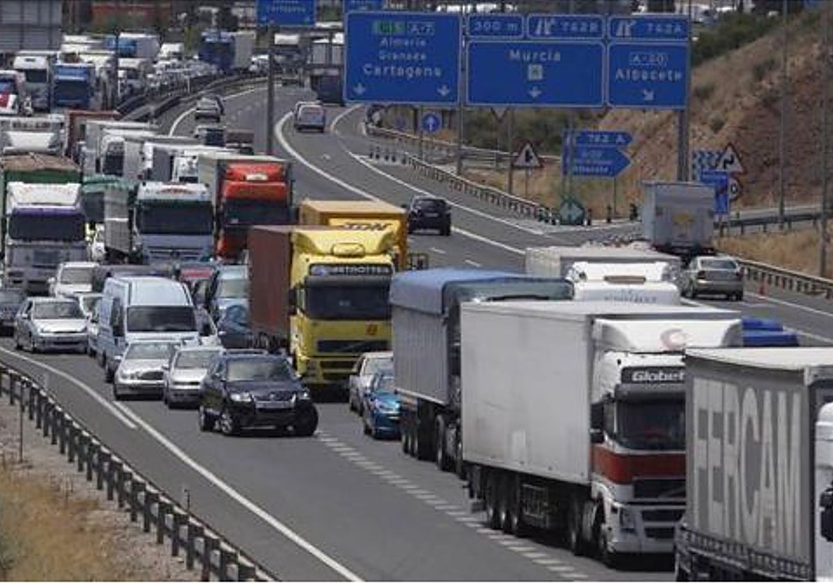 Sindicatos y patronal firman convenios de transporte de viajeros y mercancías con subidas del 11%