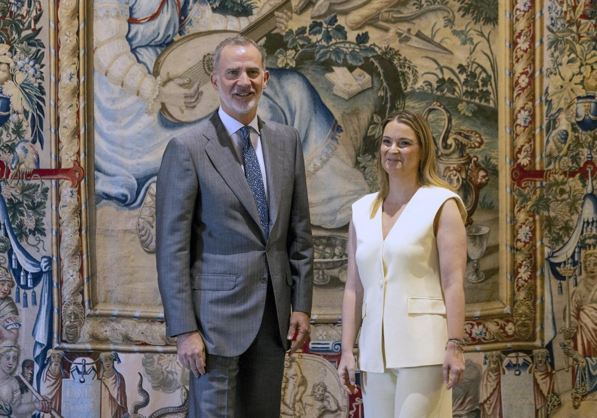 El rey Felipe VI y la presidenta del Govern balear, Marga Prohens