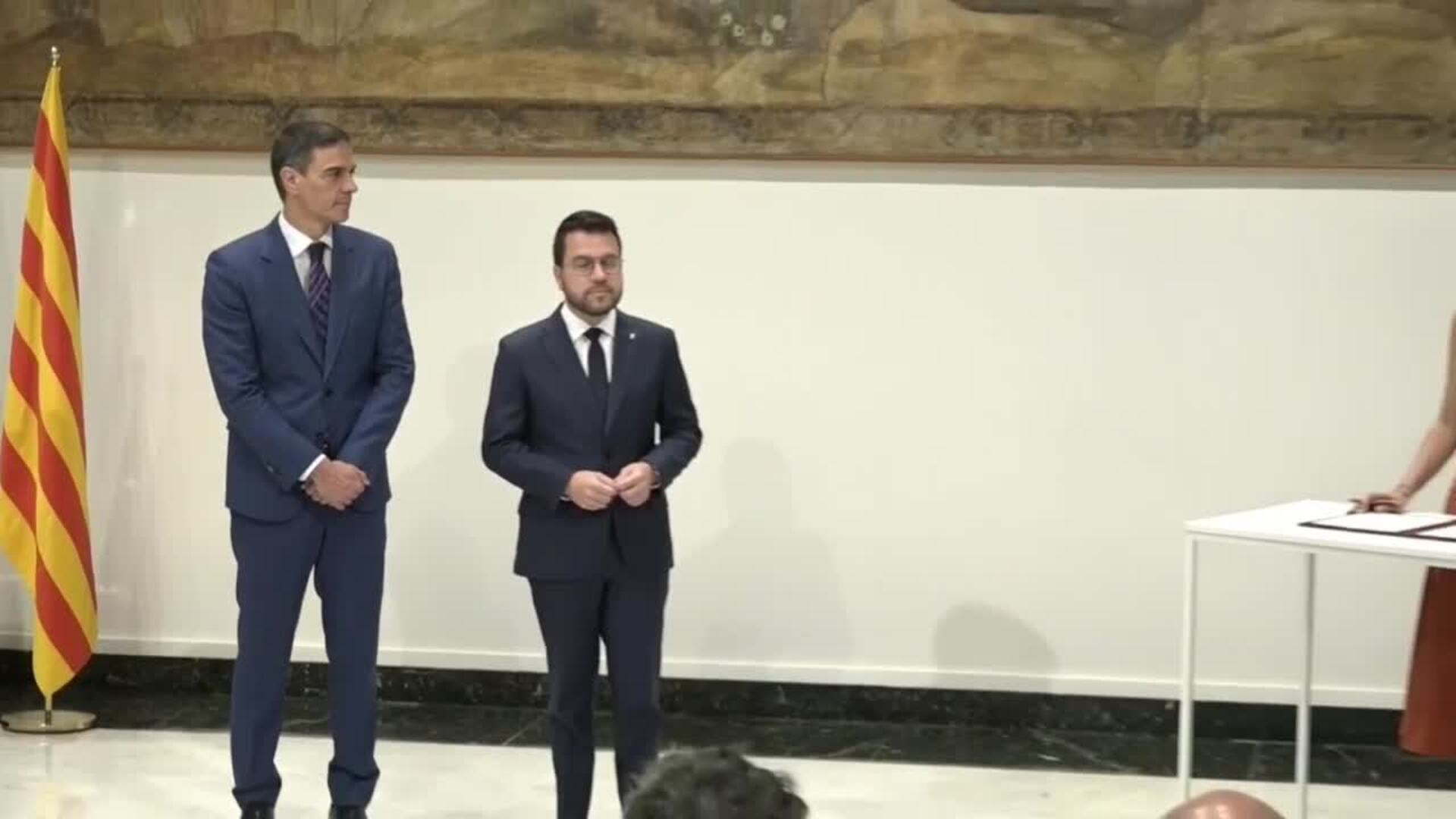 Sánchez y Aragonès presiden la firma del traspaso de la gestión del IMV
