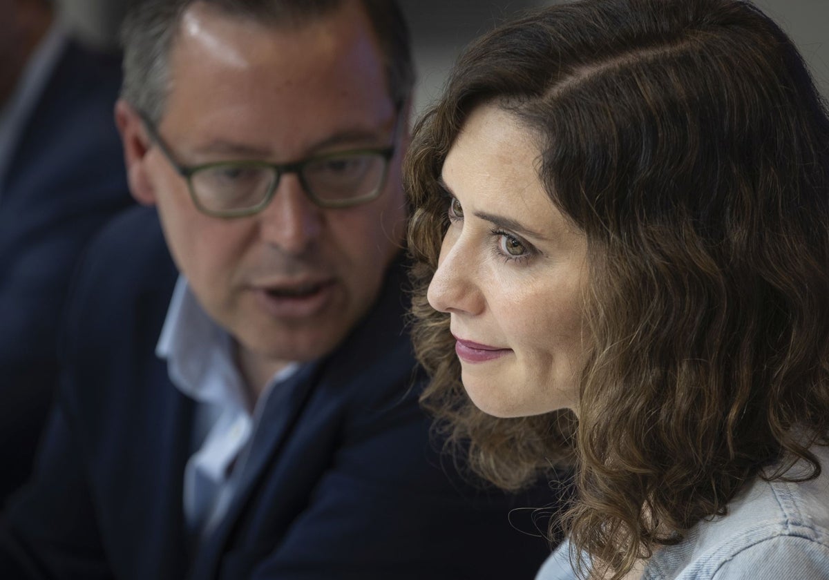 Díaz Ayuso, junto al secretario general del PP de Madrid, Alfonso Serrano