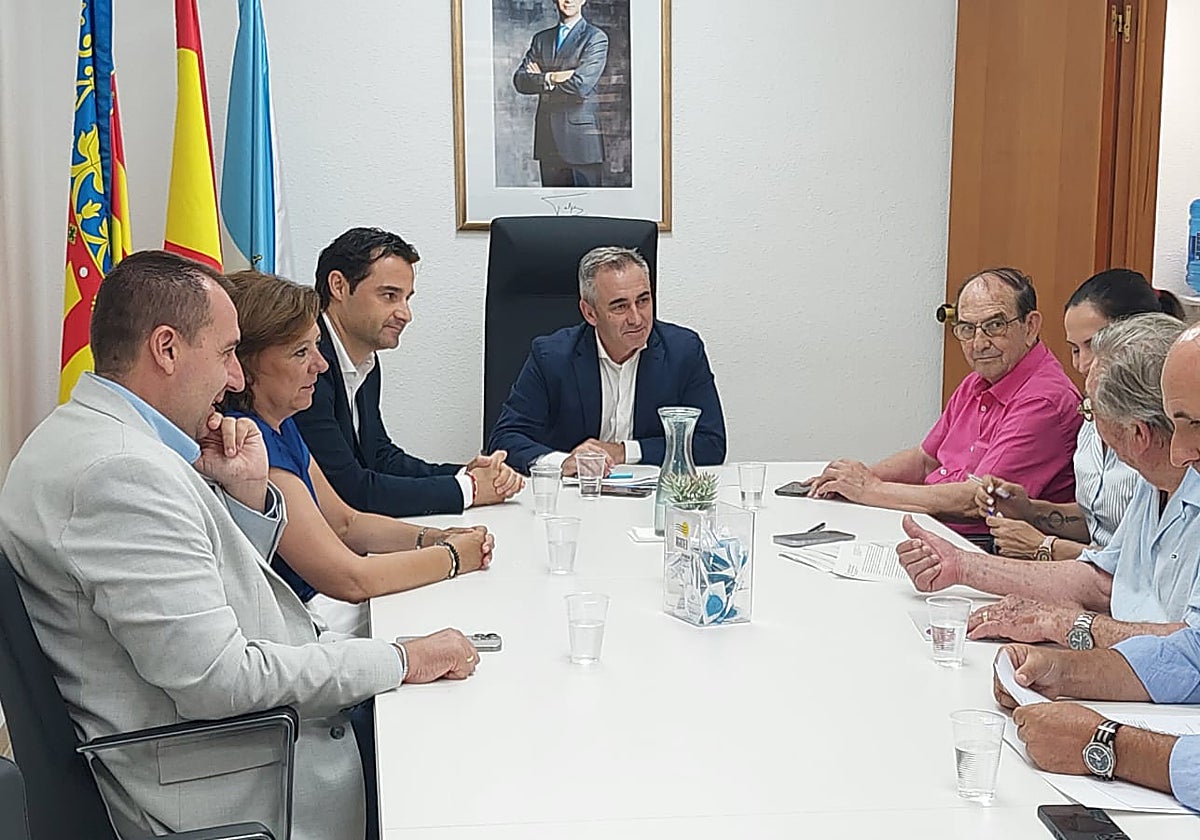 El conseller de Agricultura, Agua, Ganadería y Pesca, Miguel Barrachina, reunido con representantes de las comunidades de Riegos de Levante