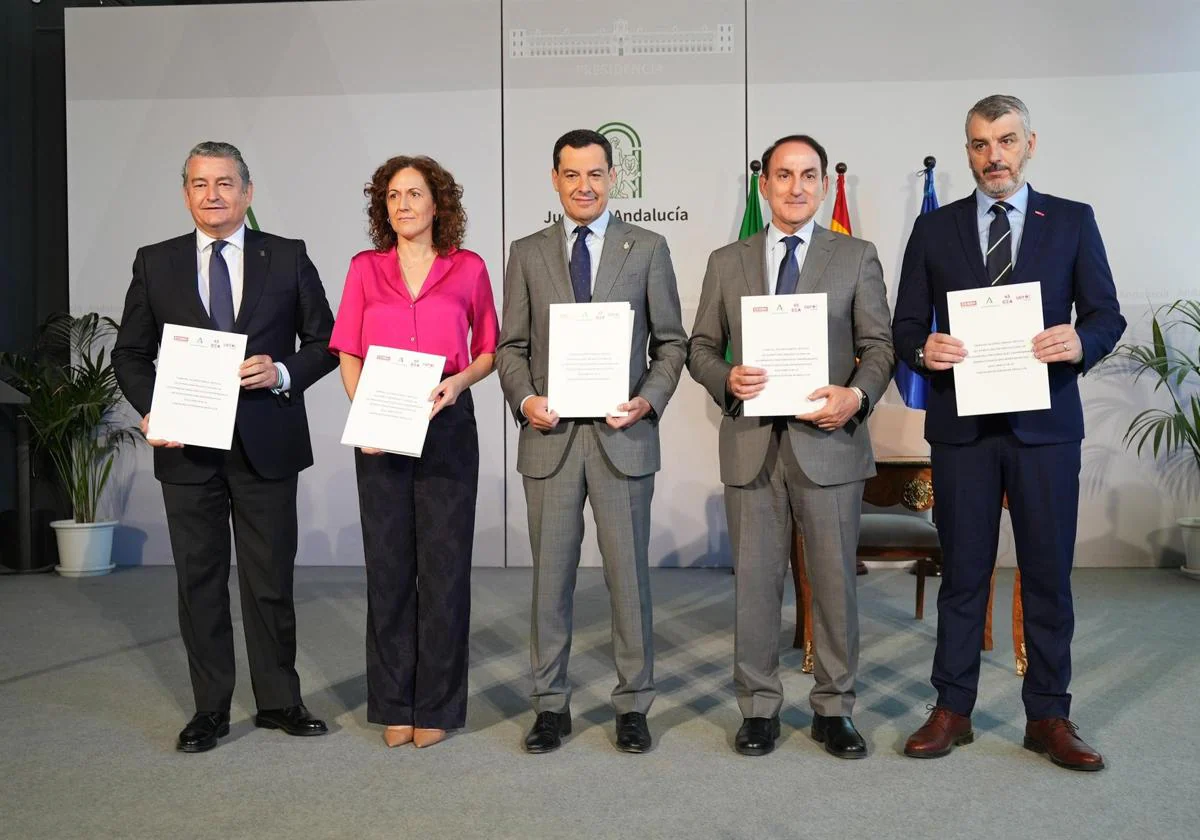 De izquierda a derecha, Antonio Sanz, Nuria López, Juanma Moreno, Javier González de Lara y Óskar Martín,