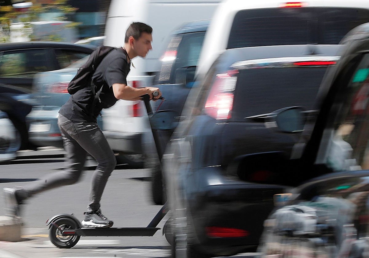 Imagen de archivo de un patinete eléctrico circulando por Valencia