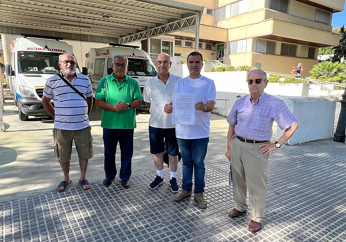 Los miembros de la plataforma, con el escrito que presentarán en la Fiscalía