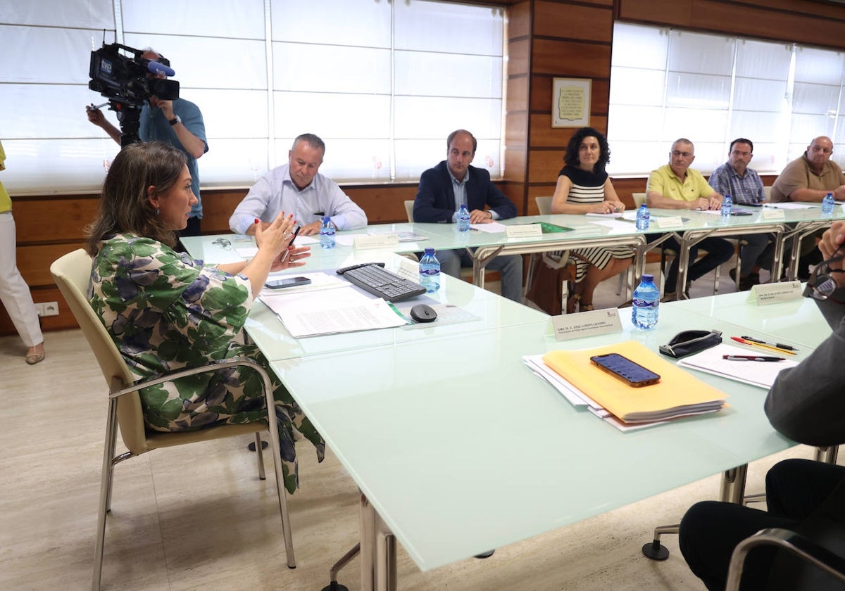 La consejera de Agricultura, María González Corral, en su primera reunión con las organizaciones agrarias