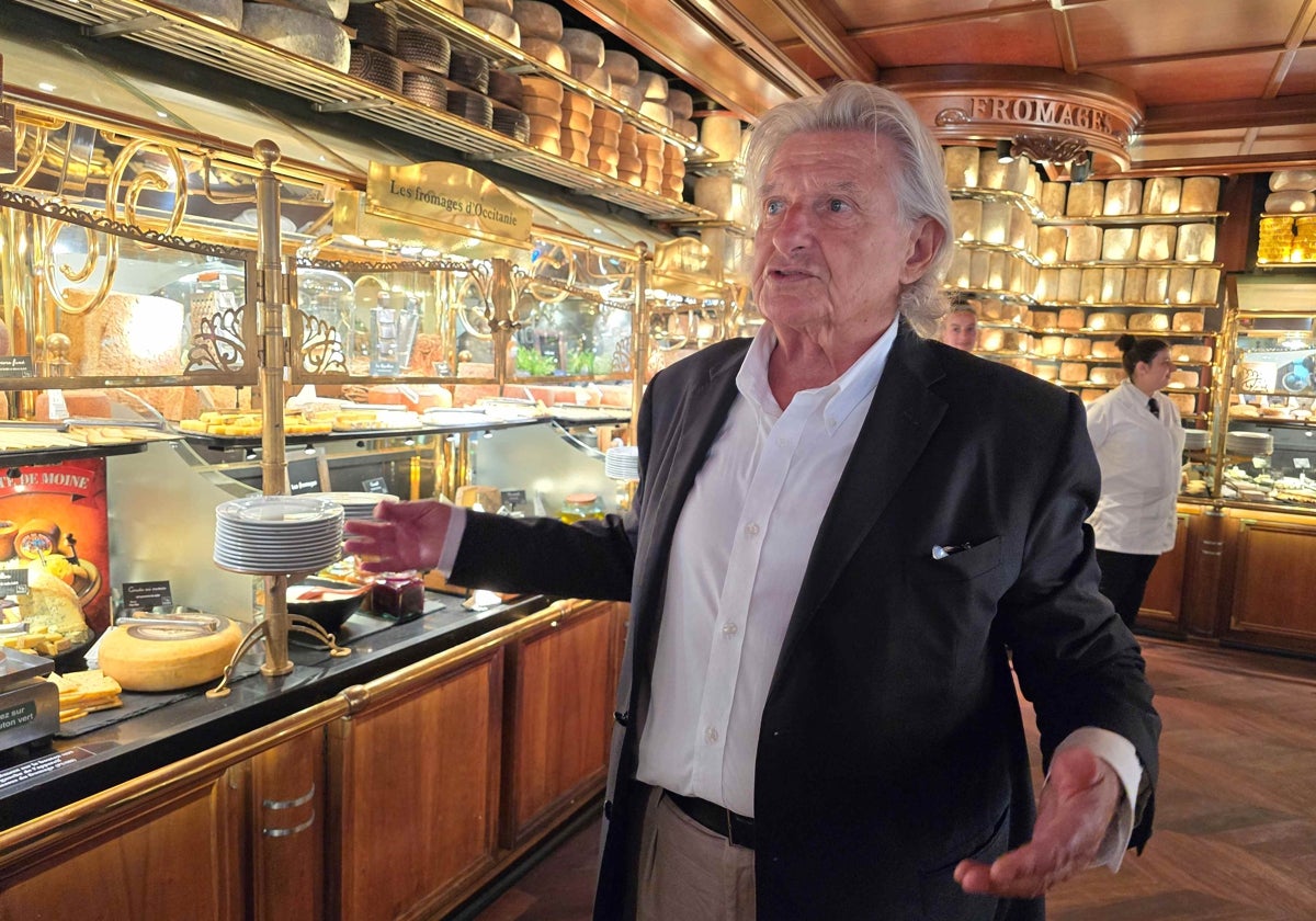 Louis Privat, propietario de Les Grands Buffets, ante la mayor exposición de quesos del mundo, con mas de 111 expuestos, todos ellos identificados