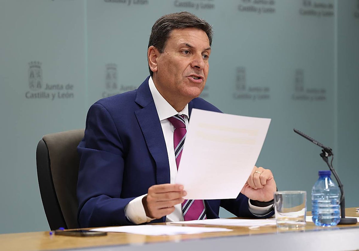 El consejero portavoz Carlos Fernández Carriedo, en la rueda de prensa posterior al Consejo de Gobierno