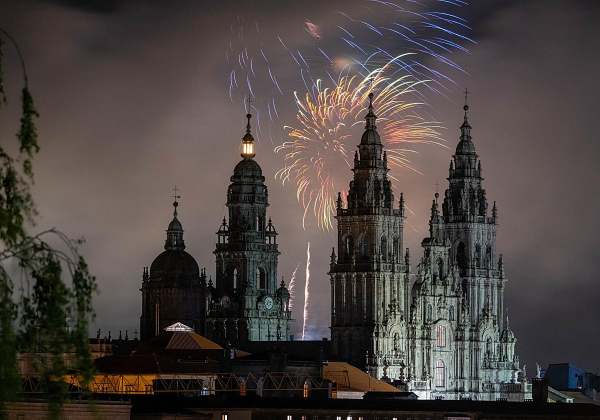 Vista de fuegos artificiales durante los Fuegos del Apóstol en las Fiestas del Apóstol Santiago