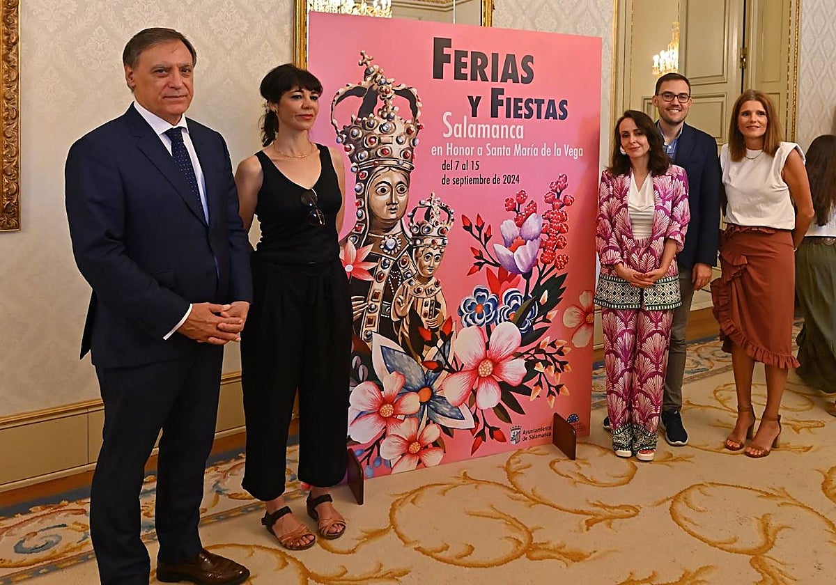 El alcalde de Salamanca, junto a la artista Paloma Pájaro, autora del cartel de las fiestas