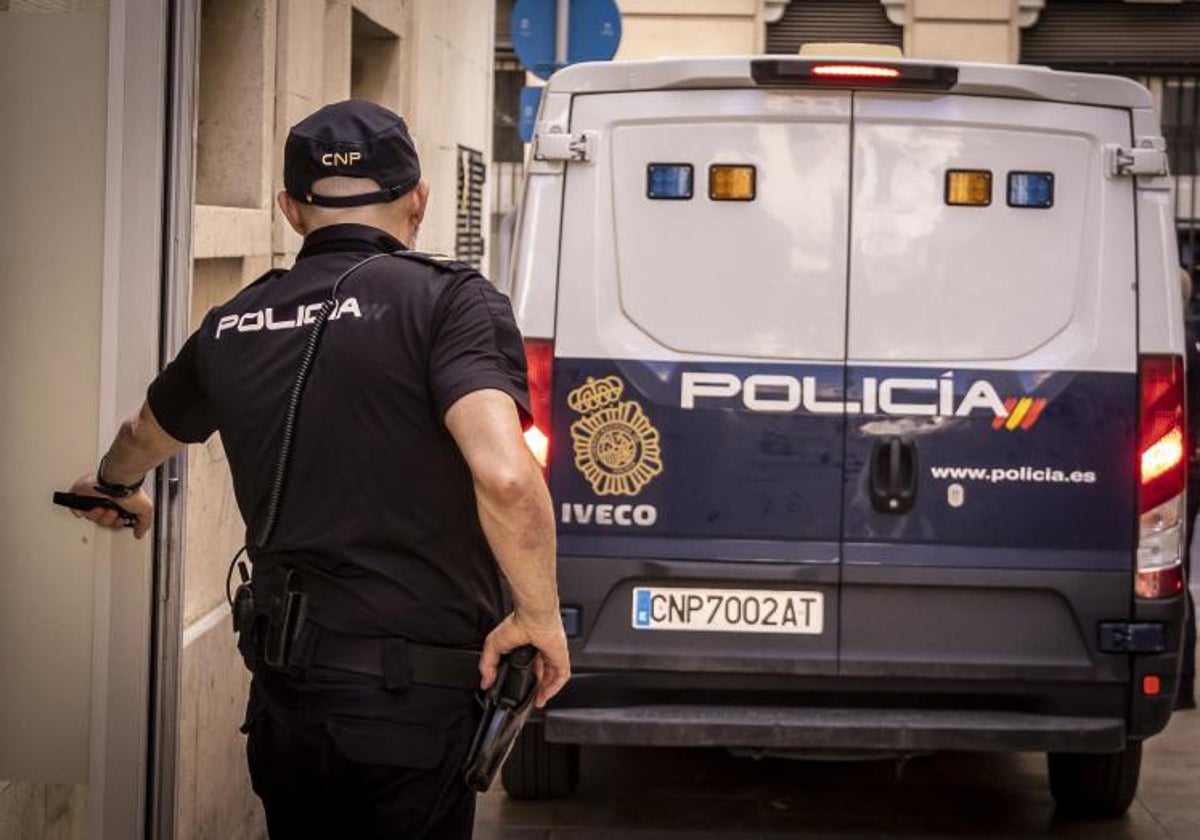 Imagen de archivo de un policía nacional en la Audiencia de Alicante