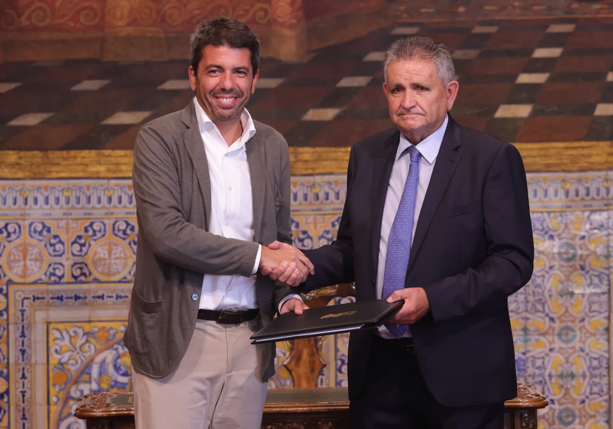 El presidente de la Generalitat, Carlos Mazón, y el presidente de la Acequia Real del Júcar, Antonio Costa