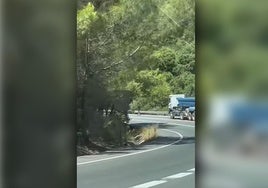 Un hombre circula en patinete por la carretera que une Marbella y Cártama provocando tráfico lento durante 20 minutos