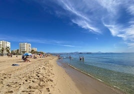 Muere un matrimonio en una playa de Alicante después de que la mujer entrara a socorrer al hombre