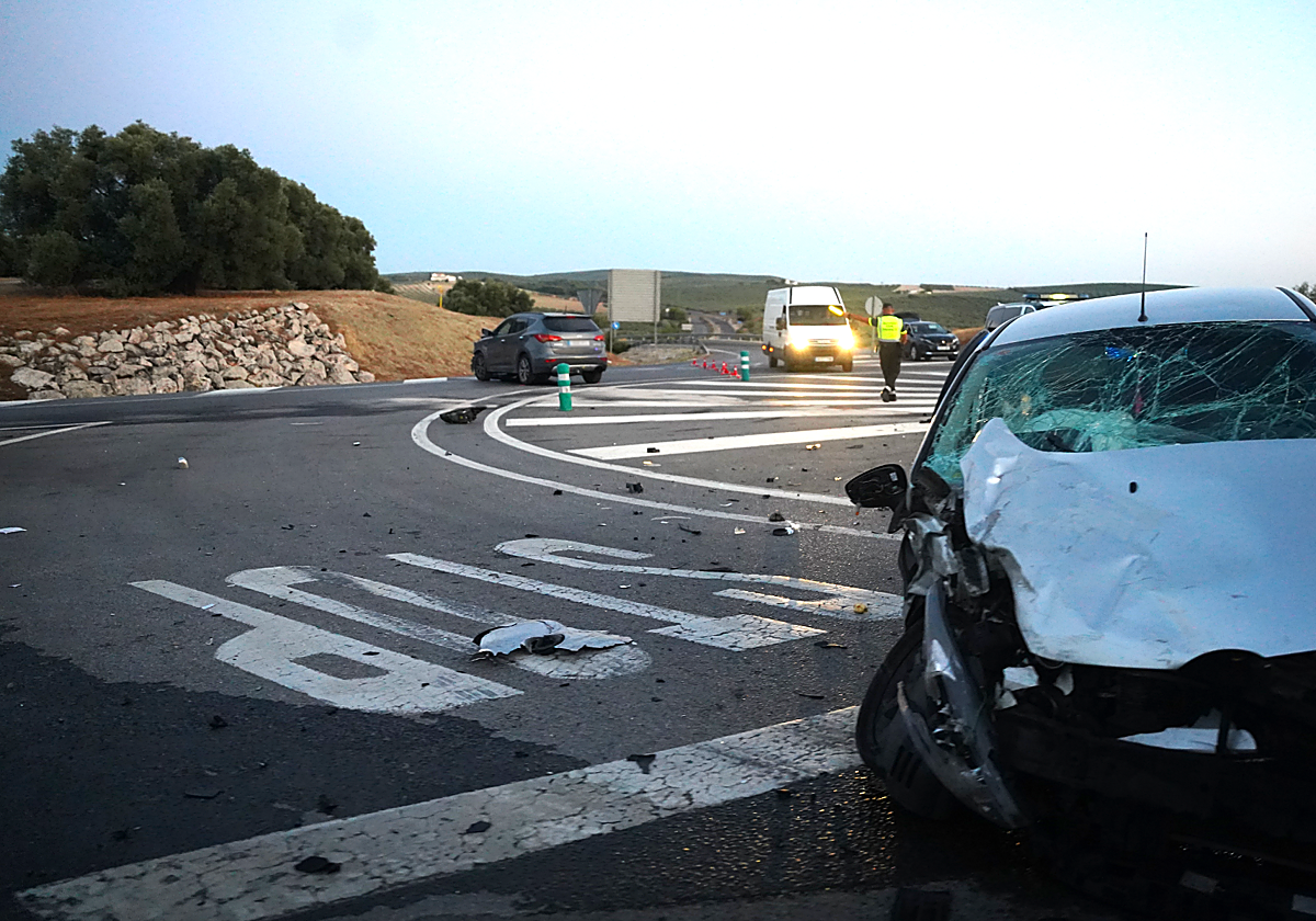 Uno de los coches siniestrados en el accidente en Lucena en primer término en los accesos a la A-45
