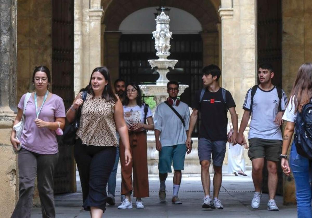 Alumnos de la Universidad de Sevilla en el Rectorado