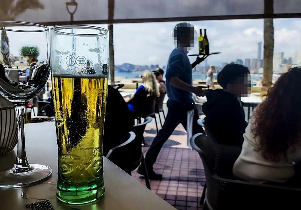 Imagen de archivo de un camarero trabajando en un restaurante ajeno a esta noticia