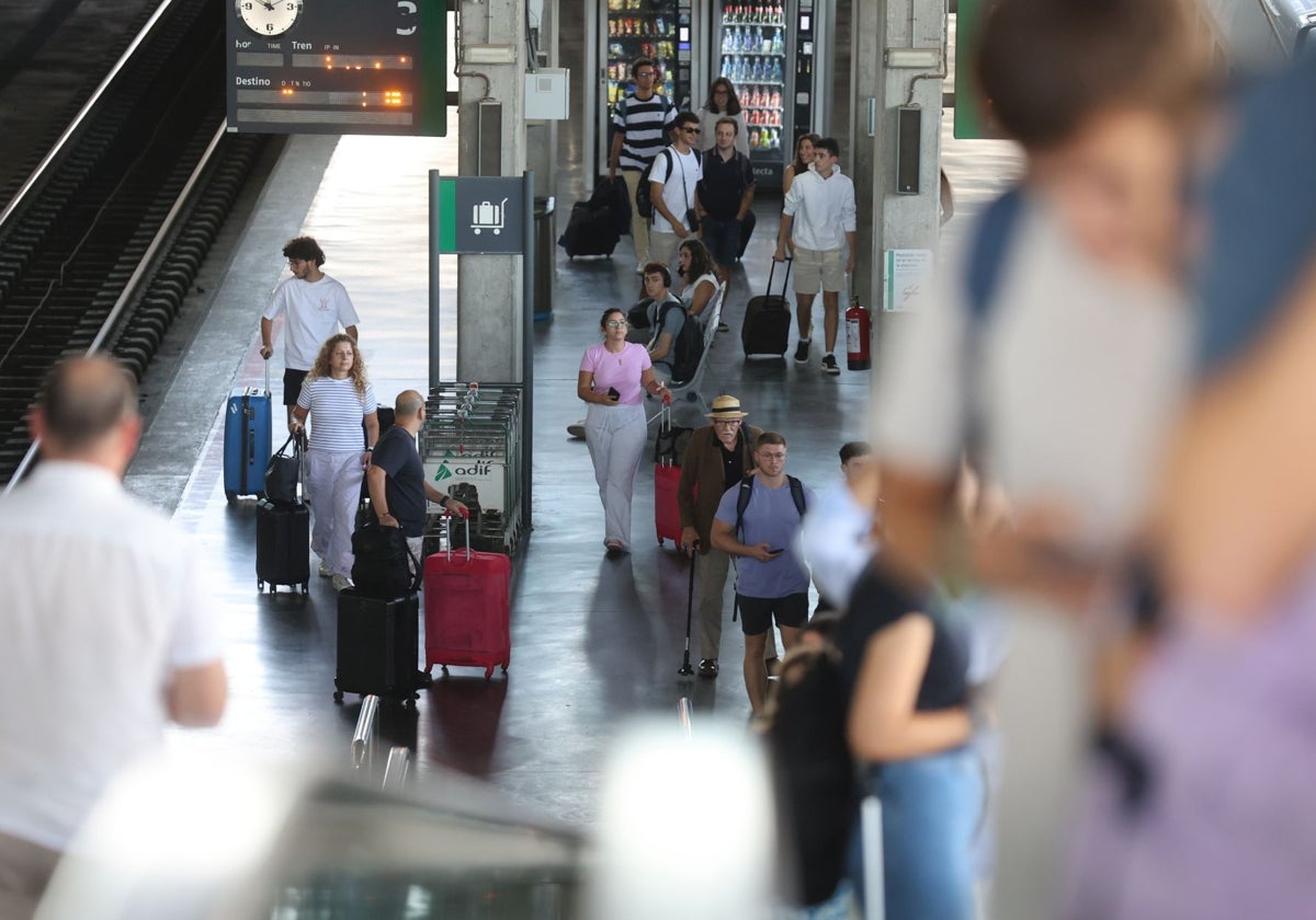 Viajeros en la estación de Córdoba