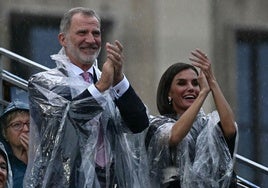 Los Reyes asisten a una ceremonia inaugural de los Juegos Olímpicos 2024 marcada por la lluvia