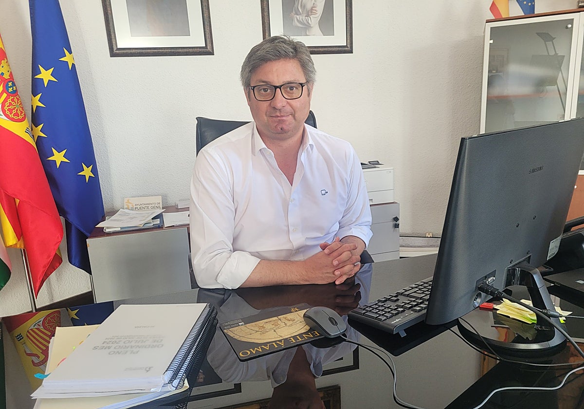 El alcalde de Puente Genil, Sergio Velasco, en su despacho de Alcaldía posa para la entrevista con ABC