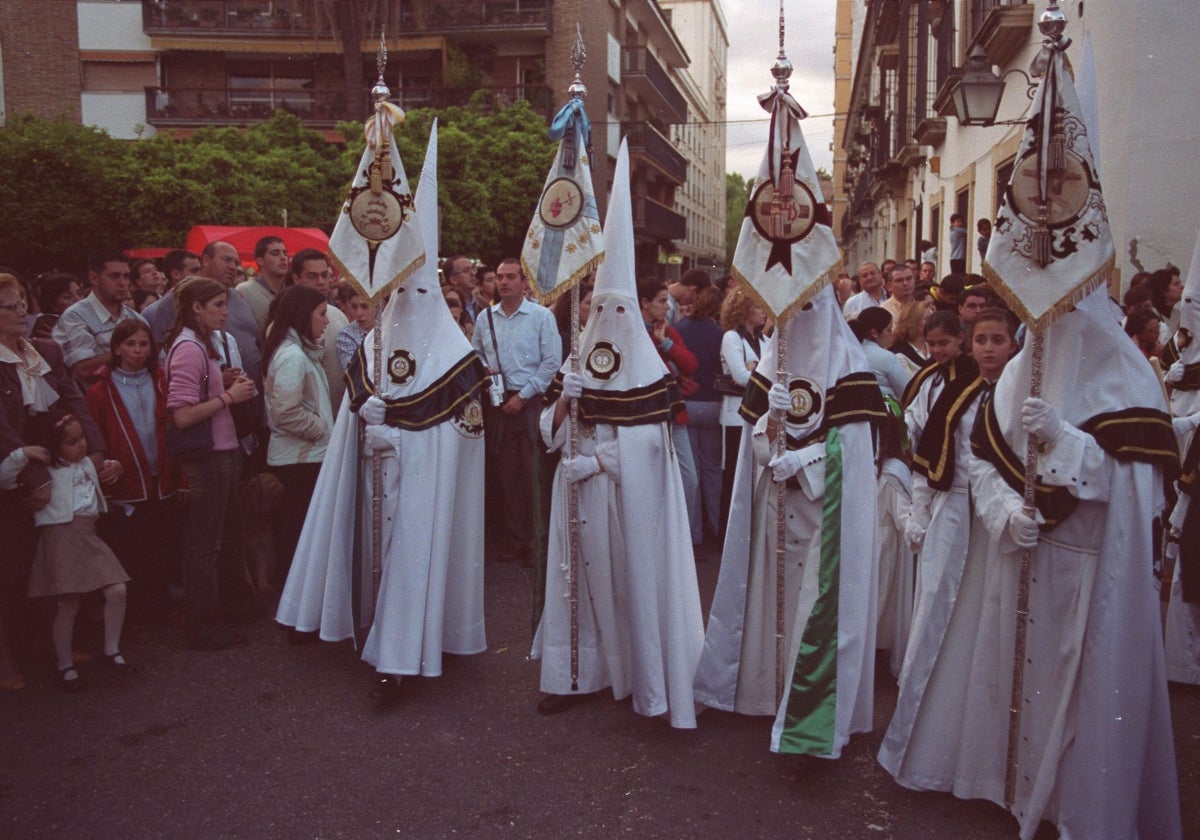 Los cuatro banderines en el cortejo de la Paz