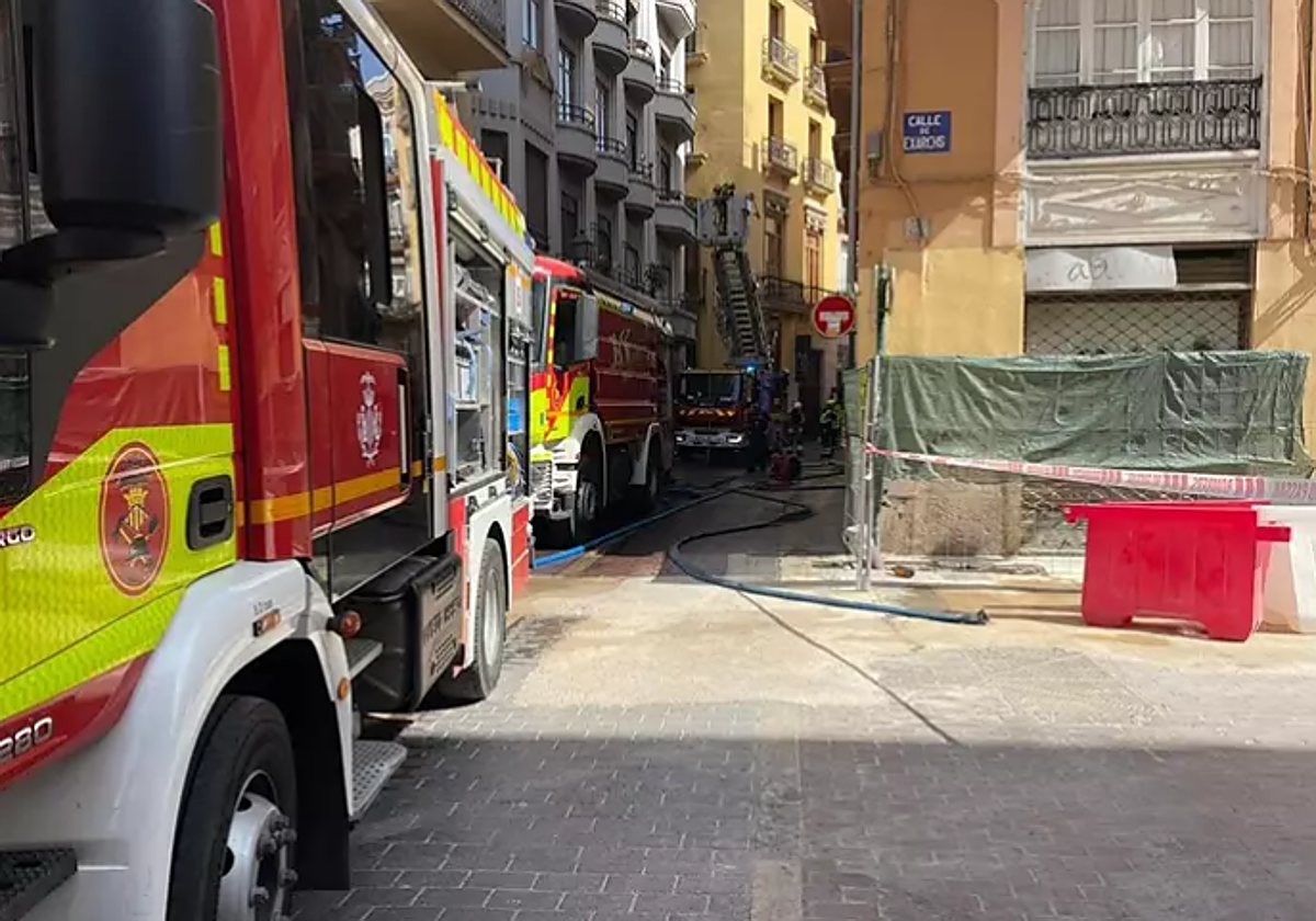 Imagen de los bomberos tras el incendio de un edificio del centro de Valencia