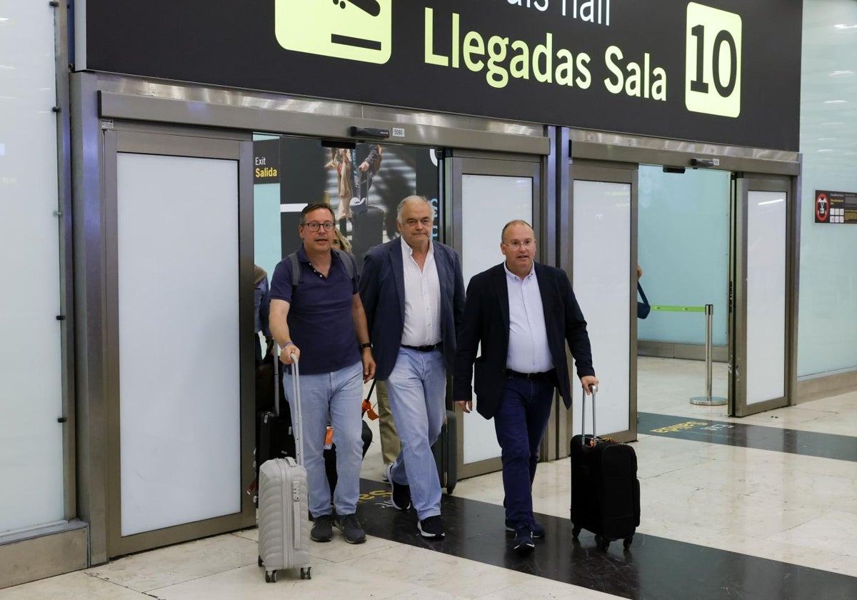 Esteban González Pons y Miguel Tellado en el aeropuerto de Barajas después de ser expulsados de Venezuela