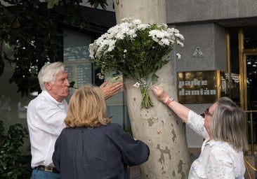 Más de un centenar de personas homenajean a Juan, fallecido tras sufrir una agresión al salir del concierto de Karol G