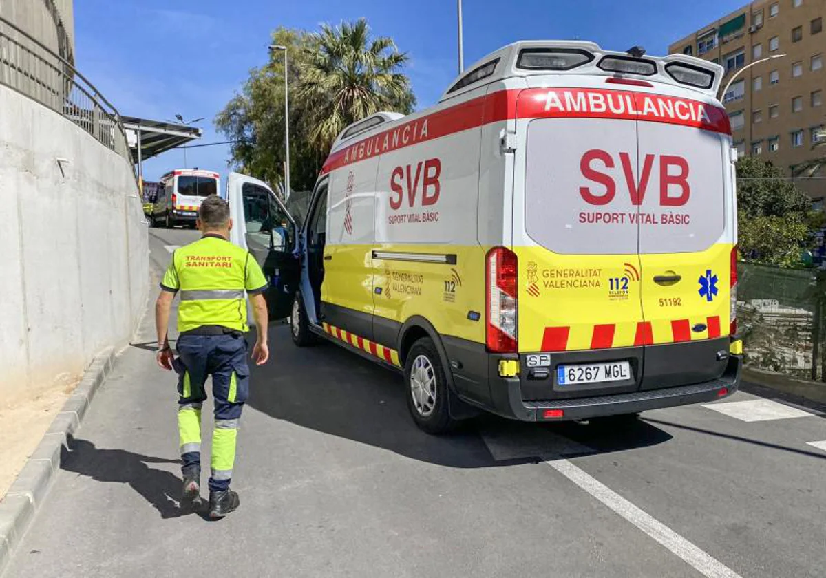 Imagen de archivo de una ambulancia en la Comunidad Valenciana