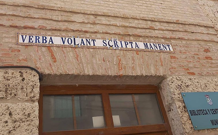 Imagen principal - Detalle de los mensajes que se pueden leer en la biblioteca y en dos casas particulares de Antigüedad