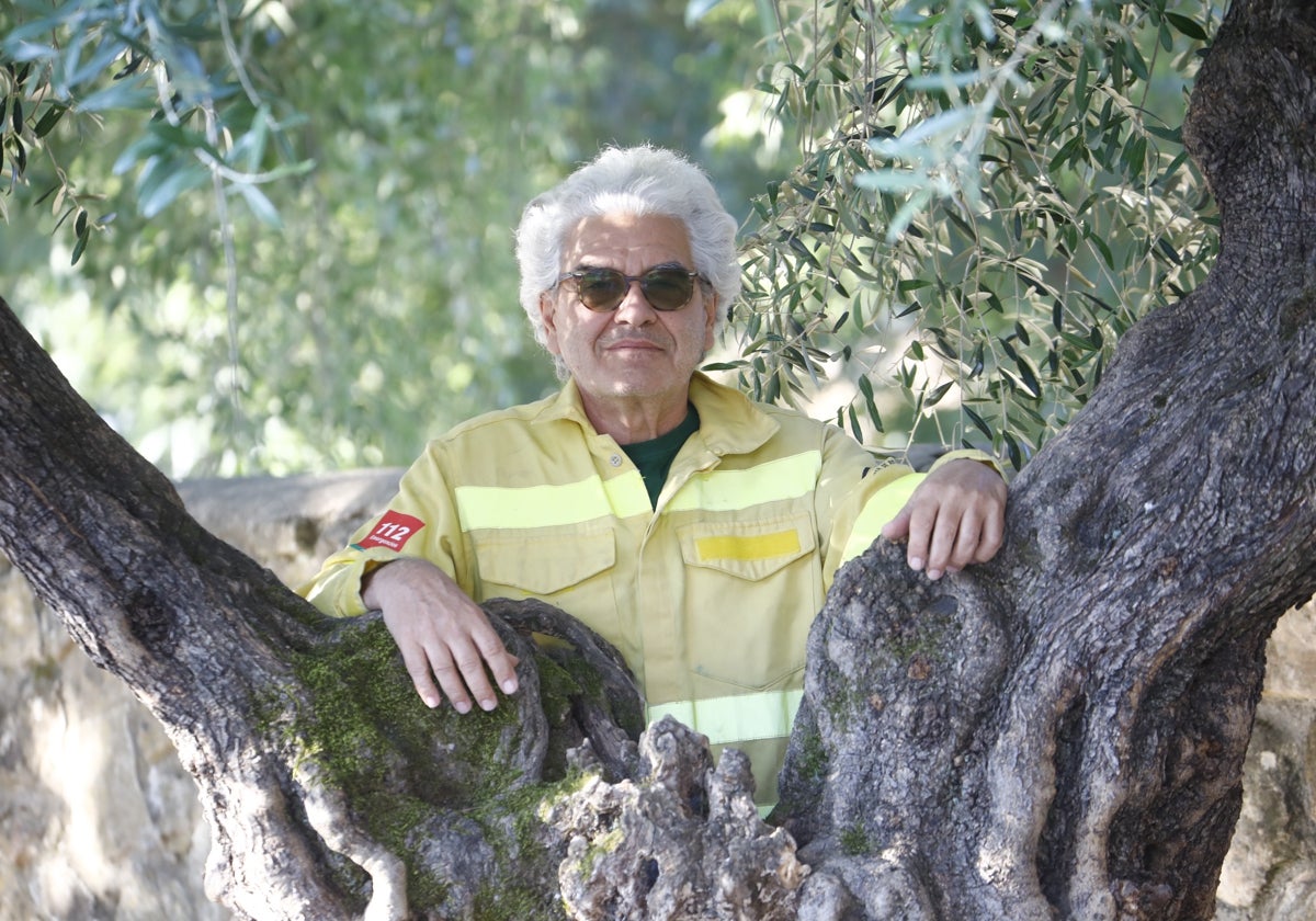 Eduardo Nicolás Dueñas posa para ABC en un árbol situado en Trassierra