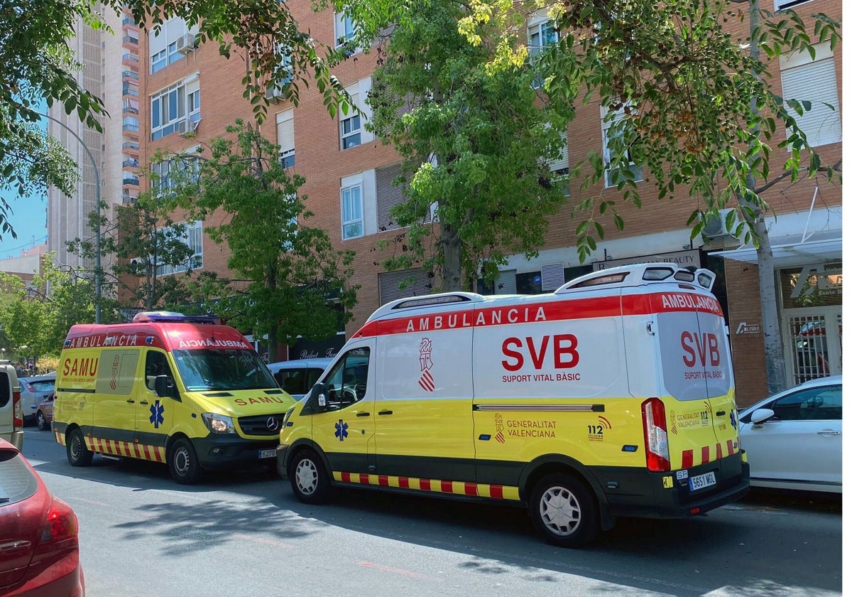 Imagen de dos ambulancias de SVB y del SAMU en Alicante