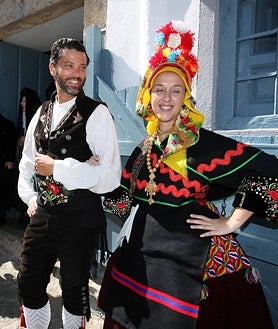 Imagen secundaria 2 - Desfile de la exaltación del cangrejo en Herrera de Pisuerga; el Cronicón de Oña y Boda típica de Candelario
