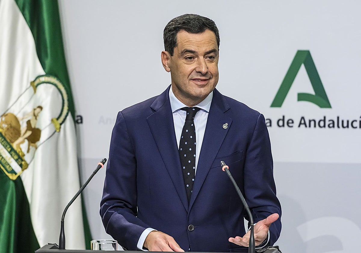 Juanma Moreno en una rueda de prensa