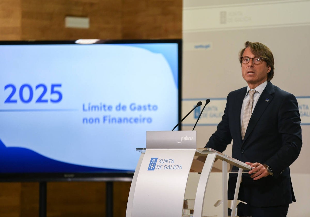 El conselleiro de Facenda, Miguel Corgos, ayer en la rueda de prensa posterior al Consello