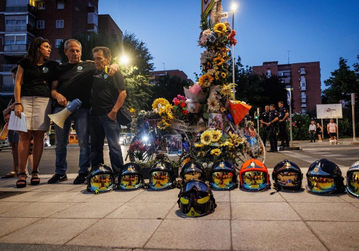 Los tres compañeros rescatistas de Alberto en su homenaje