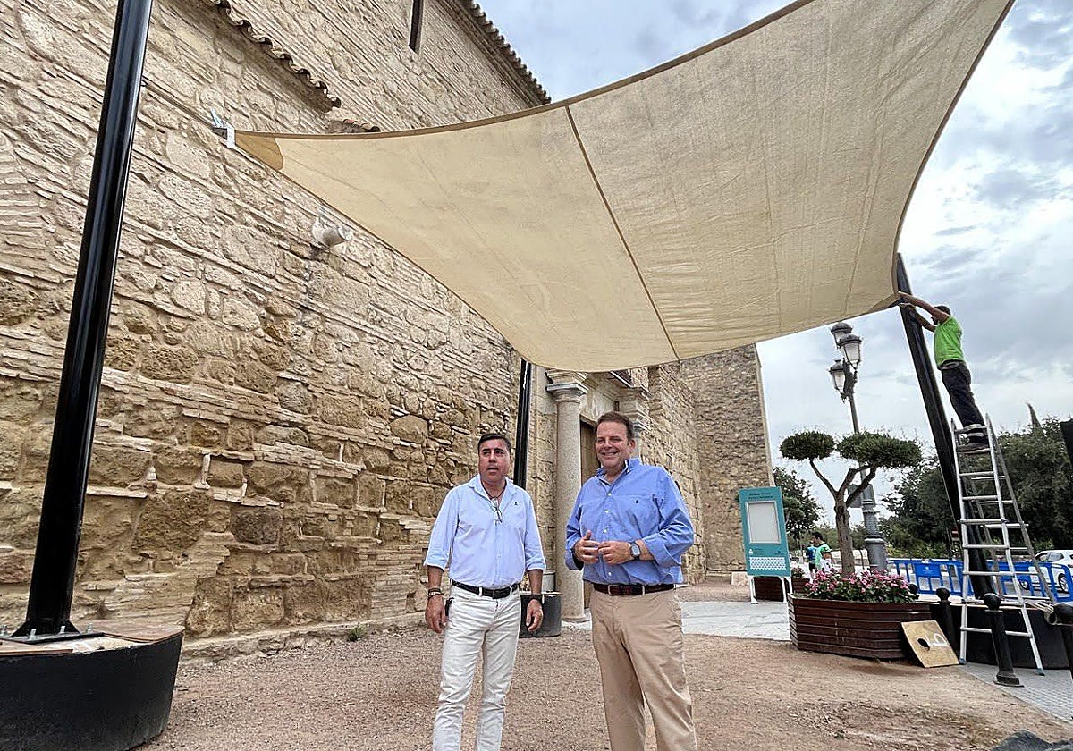 Miguel Ruiz Madruga y Julián Urbano, bajo el toldo instalado